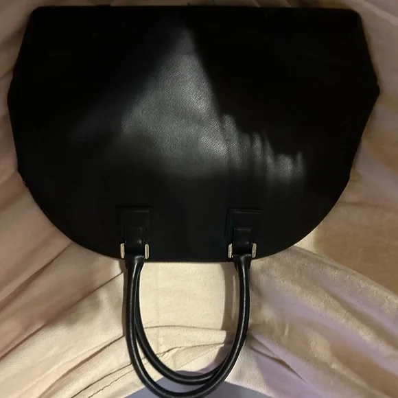 Tory Burch used handbag. About 15” wide and 13 “ tall. This bag is not new.